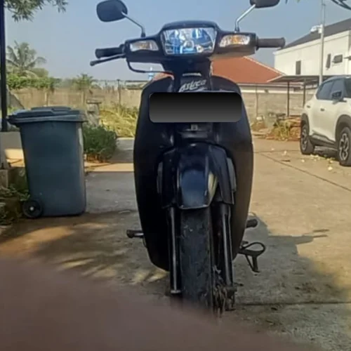Tampak depan Honda Astrea C100 1996 motor antik bebek lawas di Setu