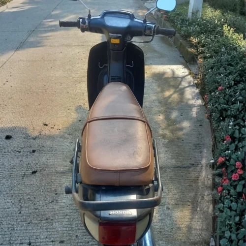 Tampak belakang Honda Astrea C100 tahun 1996 jok cokelat motor klasik Setu
