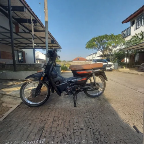 Sisi kiri Honda Astrea C100 1996 motor bebek lawas orisinil Setu Kota Tangerang Selatan