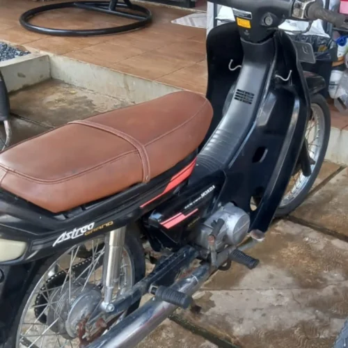 Detail knalpot dan roda belakang Honda Astrea C100 motor tua di Setu